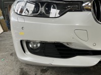 BMW320iのフロントバンパー右半分損傷！脱着無し/部分塗装修理！