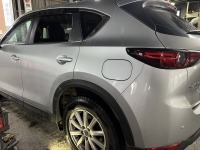 マツダCX-5の左リアドアへこみ損傷を板金塗装/モール新品交換修理