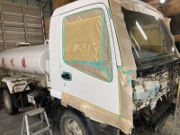 業者様ご依頼のいすゞ中型散水車全塗装！キャビンを分解して塗装！