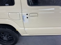 スズキジムニーシエラ運転席ドアの小さな凸と凹み傷を板金塗装