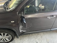 接触事故で凹んだエクストレイル助手席ドアを同色中古に交換修理