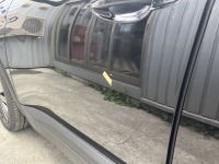 プジョー3008GTの助手席ドアに付いた小さな凹み傷を板金塗装