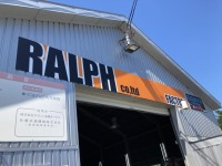 工場入り口の日焼けして色褪せた「RALPHの看板」をリフレッシュ