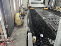 業者さんが使用している積載車の変形した側アオリ部分を板金修理