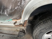 いすゞビッグホーン リアフェンダー/ステップ角のサビ腐食を修理