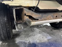 Jeepラングラーの錆びて穴も空いているリアフレームを修理