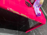 劣化して塗装が剥げたピンクのテーブルを若干濃い色に再塗装修理