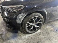 BMW X5 xDrive 35d フロントバンパー/アーチモールの傷を部分修理