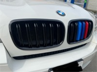 BMW X5の持ち込みＭカラー入りブラックキドニーグリル取り付け