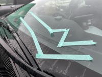 アクアの飛び石でヒビ割れたフロントガラスを車両保険で交換修理