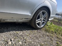 メルセデス・ベンツC200ステーションワゴンのサイドスカート修理