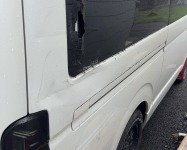 建物と接触しガラスも割れ即日入庫!なるべく安くハイエース修理!