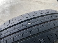 キャンバスのタイヤに刺さった大きめの金属片を抜いてパンク修理