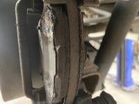 エスティマのリア足回りから異音！ブレーキパットを新品交換修理！