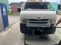 車検でお預かりのハイエース!フロントガラスのヒビが大きく交換作業