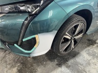 プジョー308SWのフロントバンパー傷を部分対応クイック板金塗装