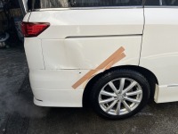 損傷大きいエルグランド右後側面を自費のため板金塗装で修理対応