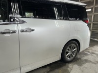 アルファードの左スライドドアについた浅い擦り傷を磨き作業で修理
