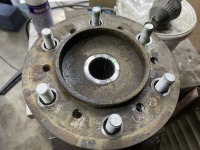 ハイエースのスペーサー装着時に折れたハブボルトを新品交換修理