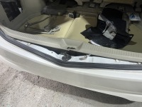 牽引時アクシデントで変形したエスティマのバックパネルを日常使用できる状態まで復元修理