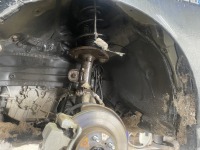 プリウスの大雪影響で破損/脱落したインナーフェンダーを交換修理