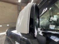 キャストの外枠割れたドアミラーを同色リサイクルパーツに交換修理