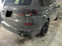 BMW X7 xDrive 40dの損傷/変形したリアバンパーを板金塗装修理