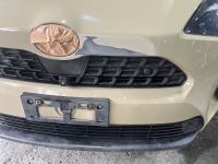 ヤリスクロスのフロントバンパー上部変形箇所を部分的に板金塗装