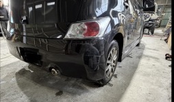 トヨタbBの破損したリアバンパーを新品リアバンパーに交換修理