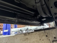 200系ハイエース初期型の腐食穴補修して下回り防錆アンダーコート施工