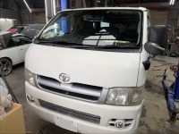 ハイエースのユーザー車検代行！割れたリーフを中古交換修理して合格！