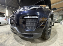 レンジローバーの破損したバンパー/グリルを保険対応新品交換修理