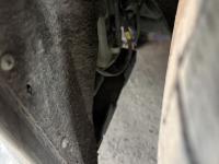 ボルボXC60のめくれて破れたフロントフェンダーライナーを交換修理