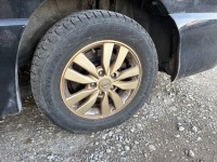 ブレーキダストが焼き付いたアルミホイールを専用クリーナーで洗浄