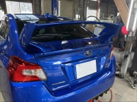 WRXに純正大型リアウイング(専用トランクスプリングに交換)取付け