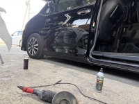 エスクァイア左側面の歪みある広い擦り傷を磨き/タッチアップ補修
