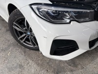 BMW320フロントバンパー傷とフロントスポイラー破損の跡を一緒に修理塗装