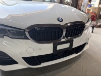 BMW320d装着の社外ブラックキドニーグリルを純正メッキキドニーグリルに交換