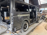 事故でハイエースの両側面損傷！右スライドドア/クォーターパネルは交換修理！