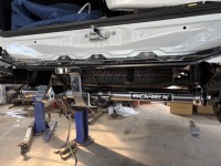 200系ハイエースに持ち込みのSOREX製ヒッチメンバーを取り付け