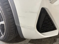 BMW X2のバンパー右側/アーチモール(艶消しシルバー)ガリ傷を部分塗装修理