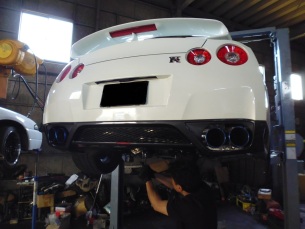 R35GTR HKS LEGAMAX Premium マフラー取り付け！