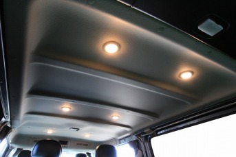 室内灯を増設で生活スタイル広がる：NV350キャラバンDX