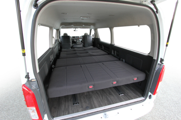 ハイエースワゴンGLに装備したシートをベッドとして使用！｜トランポ（ハイエース 他）内装設計・カスタム施工・製造販売「オグショー」｜do-blog（ドゥブログ）