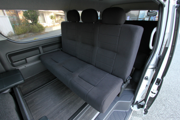 ハイエースワゴン Glに装備したシートをベッドとして使用 トランポ ハイエース他 内装設計 カスタム施工 製造販売 オグショー Do Blog ドゥブログ