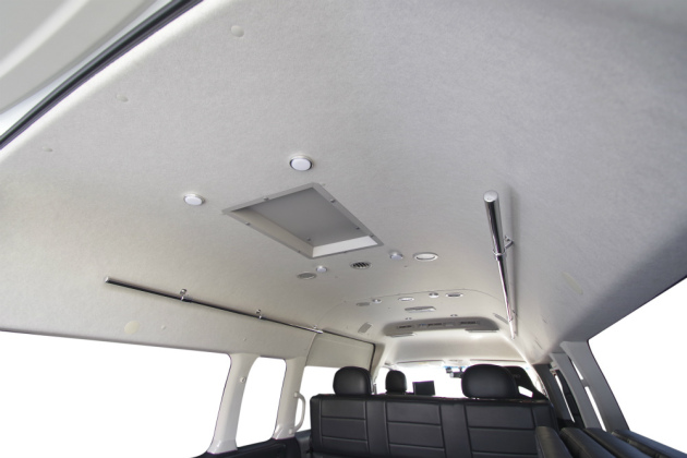 車内を明るく照らす！LEDライト装備で荷物出し入れも安心