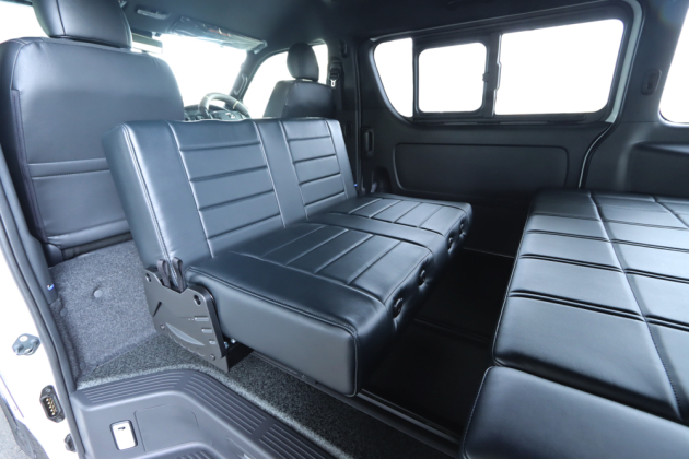 ハイエースのセカンドシートを交換して900幅のSTシート設置｜トランポ 