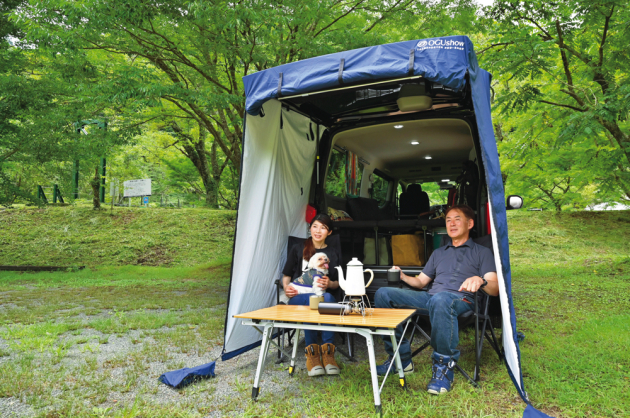 キャンプにオススメ！ボディに取付けて展開できるテント・タープ