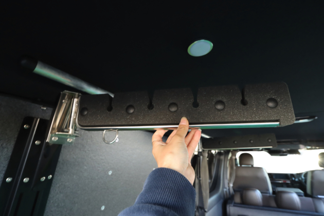 ハイエースの窓に釣竿が積載できるESサイドロッドホルダーを設置 