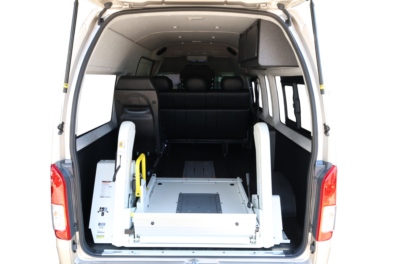 車両用電装品パーツ ハイエースに付いていた車椅子用のリフト L-20251119-1406.JPG